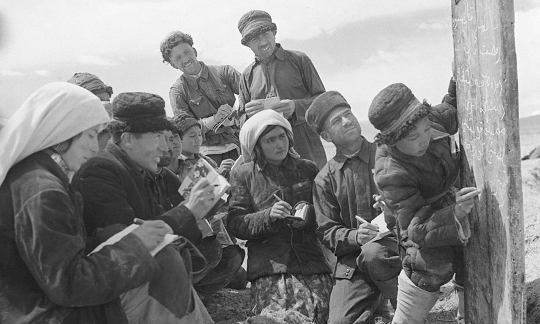 1960年6月，新疆慕士塔格峰下，大人們?cè)谛W(xué)生幫助下學(xué)習(xí)文化。新華社記者武純展攝