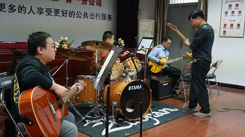 追夢中國人|侯孝輝：左手方向盤，右手麥克風(fēng)