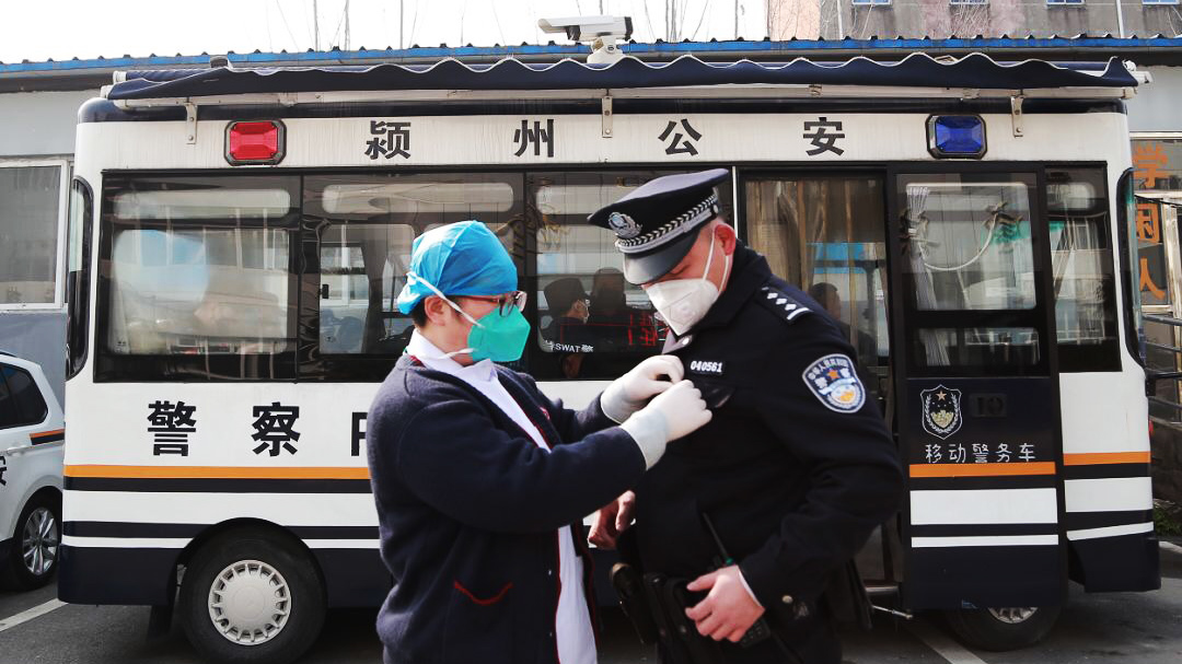 警察魏云龍：咫尺之間，各自奮戰(zhàn)