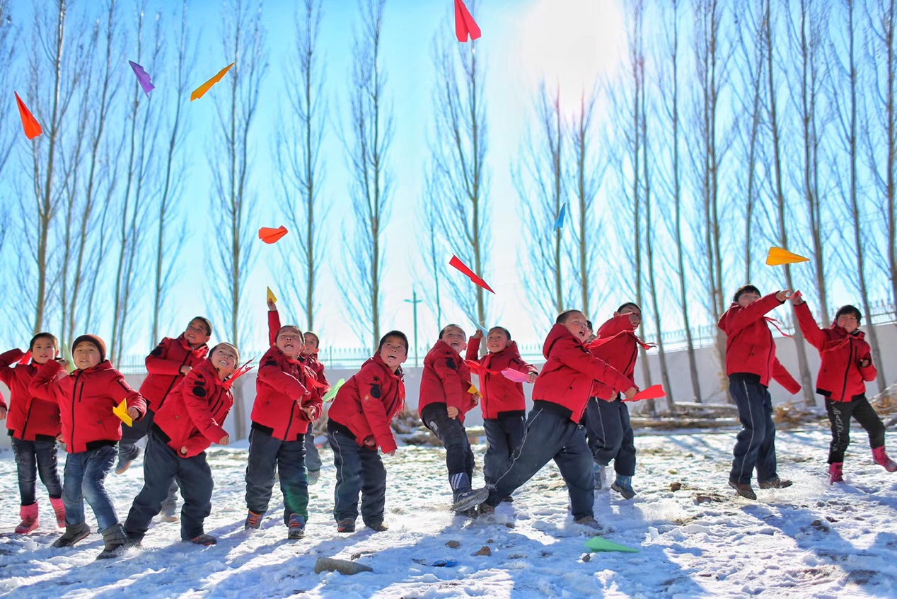 2017年11月15日， “多一克溫暖”公益行動走進北疆地區(qū)，實現(xiàn)了從物質(zhì)捐贈到“物質(zhì)+精神”溫暖的升級。 “體操冠軍”楊威、好妹妹樂隊等傾情加盟，不僅為孩子們帶來加厚羽絨服和御寒物資，還準(zhǔn)備了溫暖的課堂。