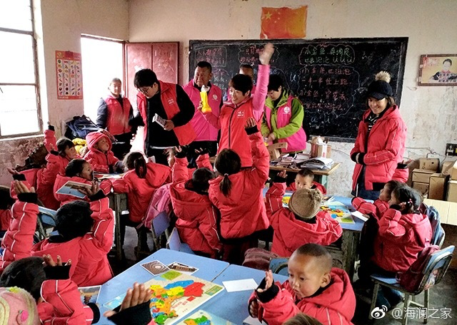 2018年，由海瀾之家攜手網(wǎng)易新聞打造的“多一課溫暖”課程平臺讓一間間溫暖的課堂走向深山與邊陲。帶著貼合孩子教育需求的線上內(nèi)容和教師、各領(lǐng)域KOL及愛心人士組成的愛心團隊，海瀾之家用實際行動為孩子的教育加溫，踐行“多一克溫暖”。