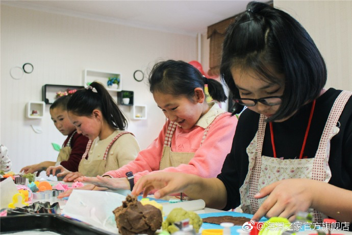 在北京，孩子們上了一節(jié)別開生面的廚藝課——手工DIY餅干。孩子們腦洞大開親自上手，從制作到出爐不僅留下了噴香的餅干，還留下了珍貴的回憶。親手做的餅干孩子們舍不得獨享，成為了回程路上最重要的“伴手禮”
