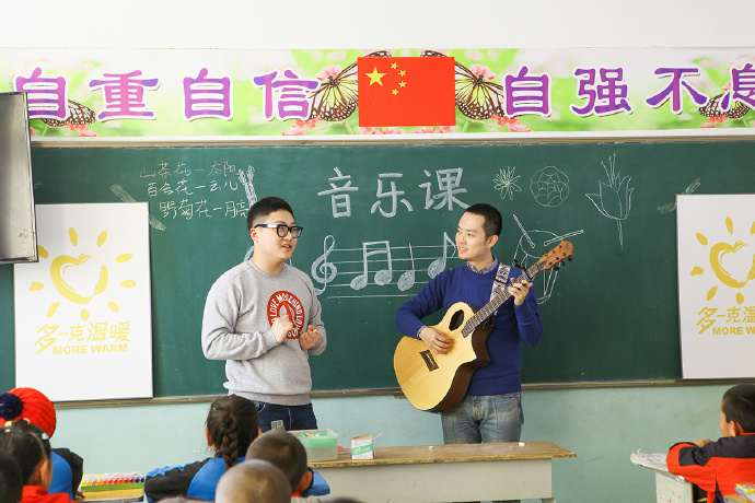 “多一克溫暖”公益活動的老朋友好妹妹樂隊，為孩子們帶來了音樂和繪畫課，用音符溫暖孩子們的心靈，用畫筆繪出更繽紛的世界。不斷匯聚的愛心，讓寒冷的北疆進入到更多人的視野當(dāng)中，也讓孩子們臉上的笑容更燦爛。