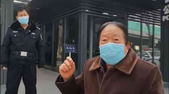 社區(qū)封閉，76歲的他為什么要出來