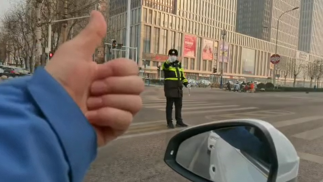 石家莊路人和交警的這個“暗號”，真暖！