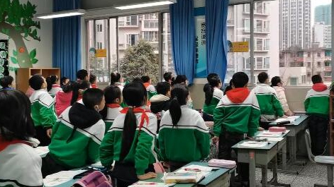 課上到一半，同學(xué)們卻把頭望向了外面！校長說：點(diǎn)贊！