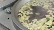 沈陽(yáng)一企業(yè)熬740鍋紅糖水送26個(gè)檢測(cè)點(diǎn)，用了千斤紅糖200斤姜