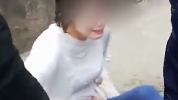 四川一女子墜河欲輕生，兩名消防員一躍而下