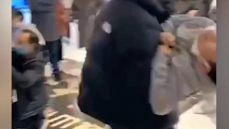 浙江一電影院發(fā)生事故多人送醫(yī)，現(xiàn)場家長懷抱兒童奔走