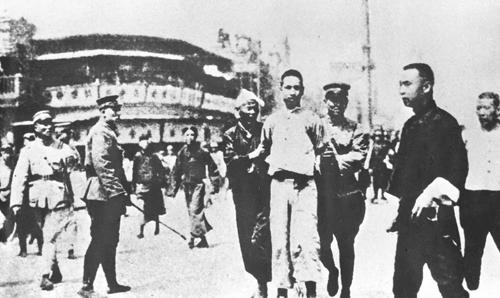 1927年4月12日 “四?一二”反革命政變，國(guó)民黨反動(dòng)派捕殺大批共產(chǎn)黨員和工人、學(xué)生、群眾