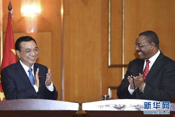 5月4日，國(guó)務(wù)院總理李克強(qiáng)在亞的斯亞貝巴與埃塞俄比亞總理海爾馬里亞姆舉行會(huì)談。這是會(huì)談結(jié)束后，李克強(qiáng)與海爾馬里亞姆共同會(huì)見記者。 新華社記者 李學(xué)仁 攝