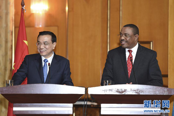 5月4日，國(guó)務(wù)院總理李克強(qiáng)在亞的斯亞貝巴與埃塞俄比亞總理海爾馬里亞姆舉行會(huì)談。這是會(huì)談后，李克強(qiáng)與海爾馬里亞姆共同會(huì)見記者。 新華社記者 李學(xué)仁 攝