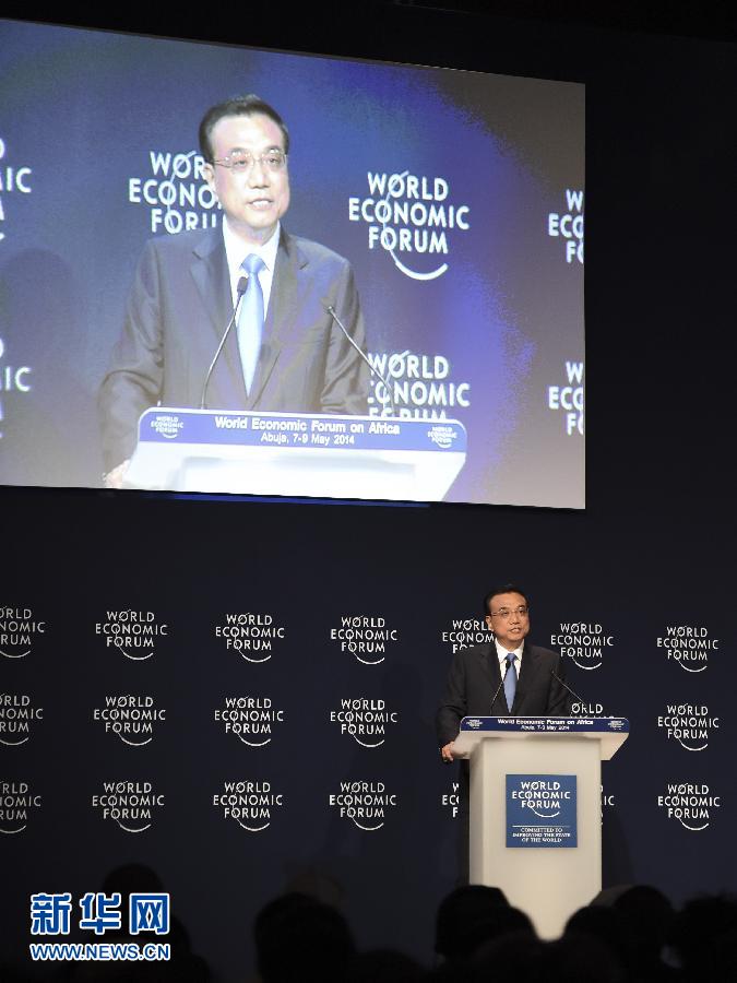 5月8日，中國國務(wù)院總理李克強(qiáng)在阿布賈出席第24屆世界經(jīng)濟(jì)論壇非洲峰會(huì)全會(huì)，發(fā)表題為《共同推動(dòng)非洲發(fā)展邁上新臺(tái)階》的特別致辭。新華社記者 李學(xué)仁 攝 