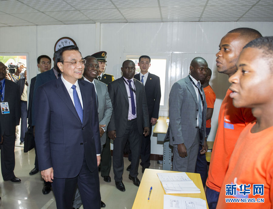 這是李克強(qiáng)在學(xué)校教室內(nèi)同正在上課的學(xué)生互動(dòng)交流。新華社記者王曄攝