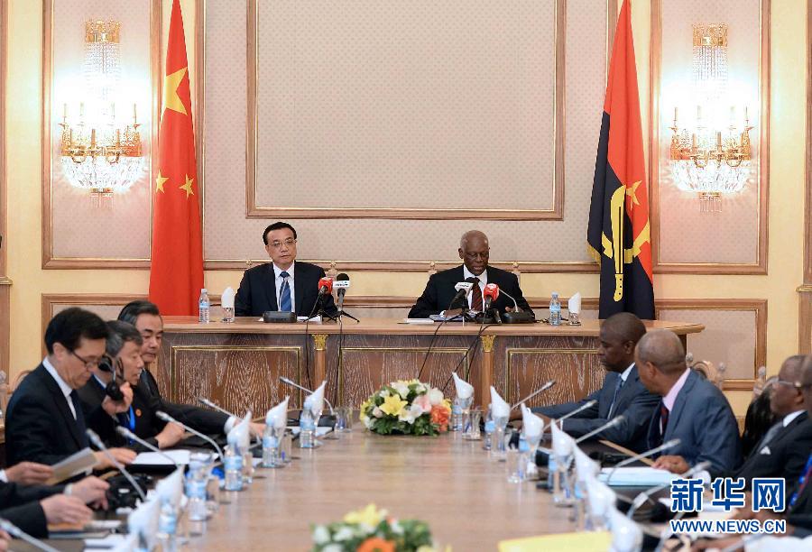 5月9日，中國國務(wù)院總理李克強在安哥拉總統(tǒng)府同安總統(tǒng)多斯桑托斯舉行會談。 新華社記者李濤攝