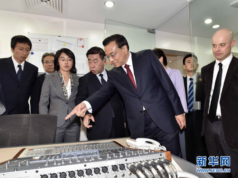 5月11日，中國(guó)國(guó)務(wù)院總理李克強(qiáng)在肯尼亞首都內(nèi)羅畢看望并慰問(wèn)中央電視臺(tái)非洲分臺(tái)員工。 新華社記者 李濤 攝 