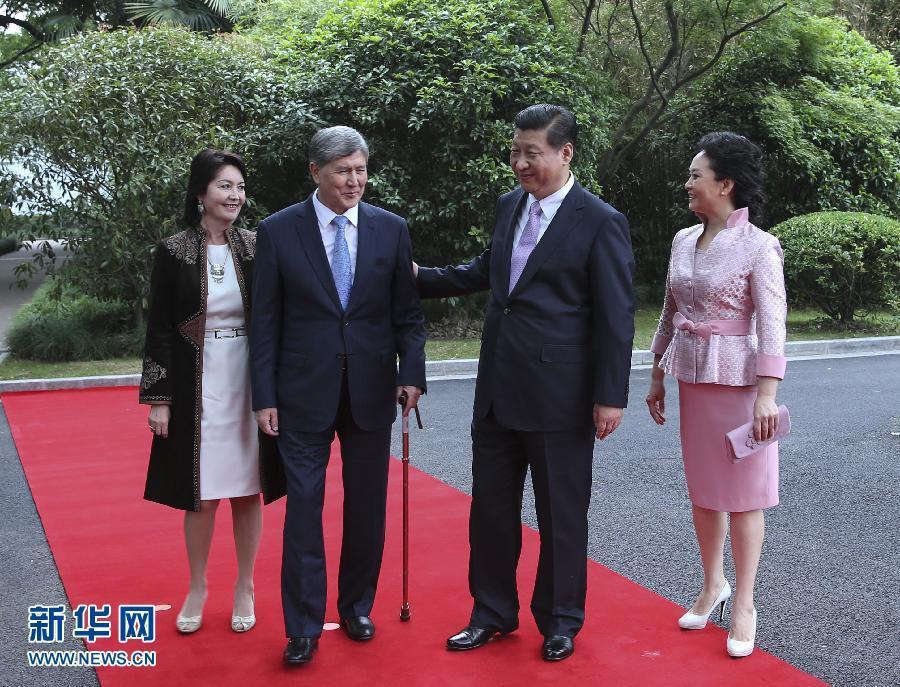 會(huì)談前，習(xí)近平在上海西郊會(huì)議中心廣場為阿坦巴耶夫舉行歡迎儀式。新華社記者 蘭紅光 攝 