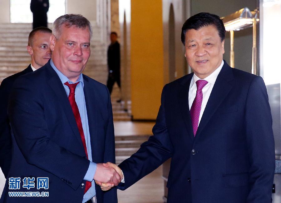 6月13日，中共中央政治局常委、中央書記處書記劉云山在赫爾辛基會(huì)見芬蘭社民黨主席、財(cái)政部長(zhǎng)林內(nèi)。 新華社記者姚大偉攝