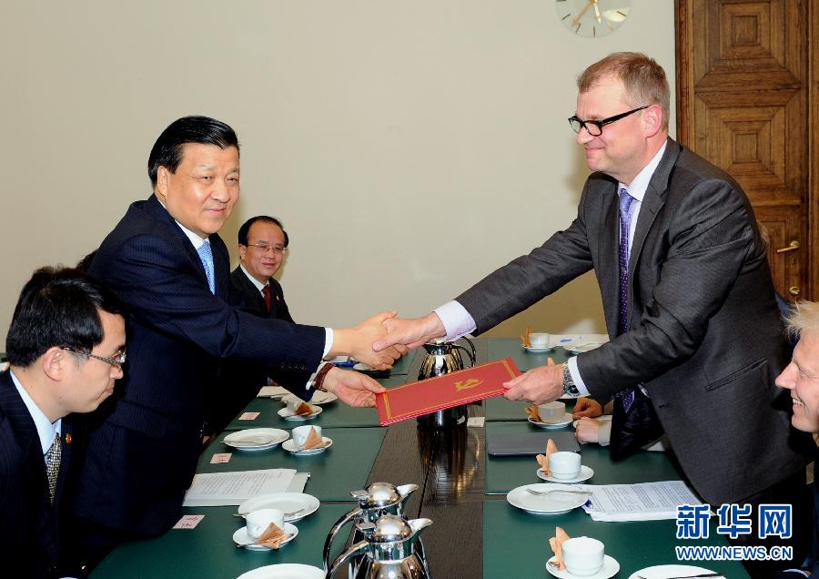 6月12日，中共中央政治局常委、中央書記處書記劉云山在赫爾辛基會(huì)見芬蘭中間黨主席西皮萊。 新華社記者饒愛民攝