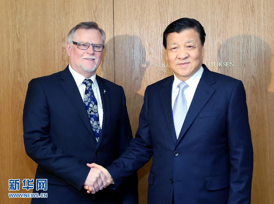 6月14日，中共中央政治局常委、中央書記處書記劉云山在芬蘭羅瓦涅米會(huì)見羅瓦涅米市長(zhǎng)羅特沃寧。 新華社記者姚大偉攝