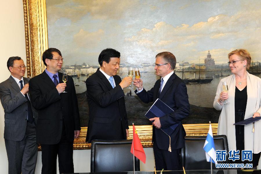 6月13日，中共中央政治局常委、中央書記處書記劉云山在赫爾辛基與赫爾辛基市長(zhǎng)帕尤寧共同出席中芬有關(guān)文化藝術(shù)合作及交流活動(dòng)的諒解備忘錄簽字儀式。新華社記者饒愛民攝 