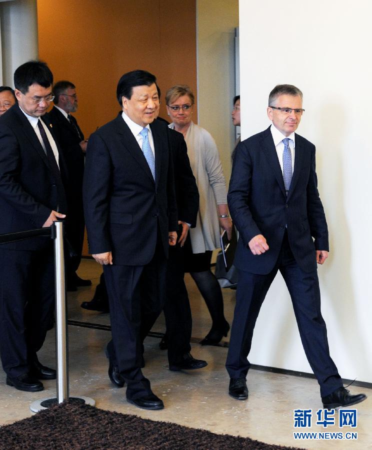 6月13日，中共中央政治局常委、中央書記處書記劉云山在赫爾辛基與赫爾辛基市長(zhǎng)帕尤寧共同出席中芬有關(guān)文化藝術(shù)合作及交流活動(dòng)的諒解備忘錄簽字儀式。新華社記者饒愛民攝