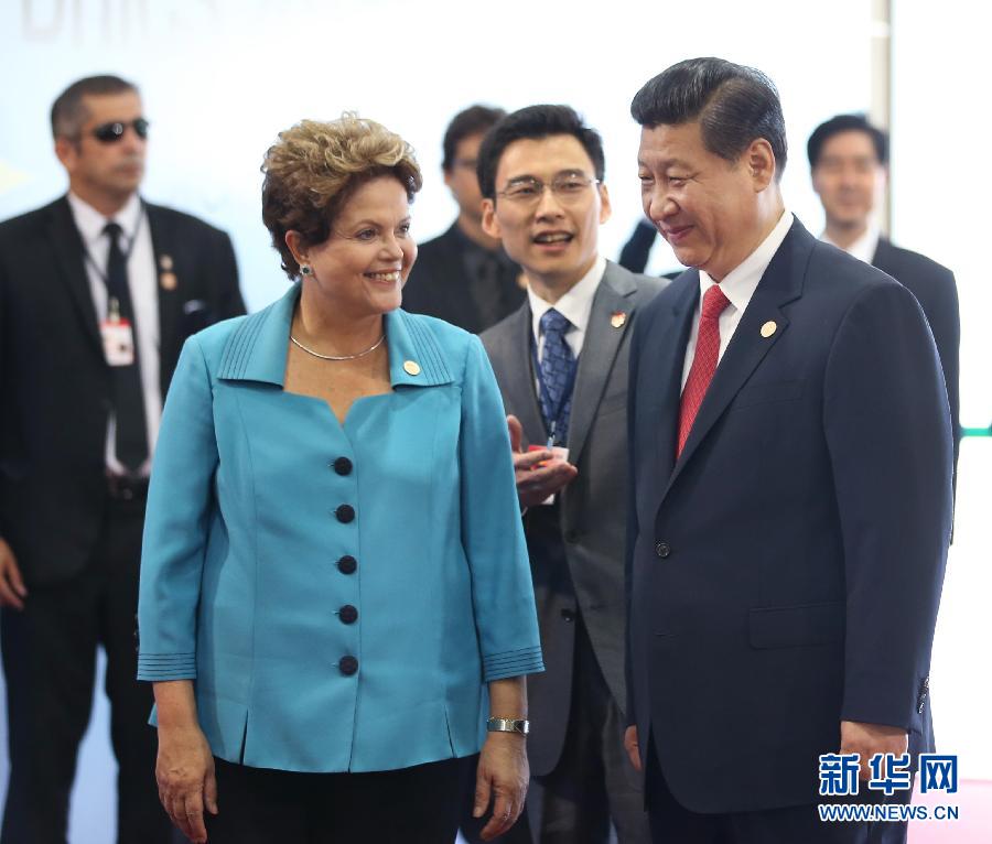 7月15日，國家主席習(xí)近平在巴西福塔萊薩出席金磚國家領(lǐng)導(dǎo)人第六次會(huì)晤。這是巴西總統(tǒng)羅塞夫迎接習(xí)近平主席。 新華社記者 蘭紅光 攝 