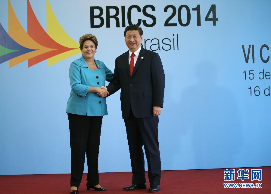 7月15日，國家主席習(xí)近平在巴西福塔萊薩出席金磚國家領(lǐng)導(dǎo)人第六次會(huì)晤。這是巴西總統(tǒng)羅塞夫迎接習(xí)近平主席。 新華社記者 蘭紅光 攝 