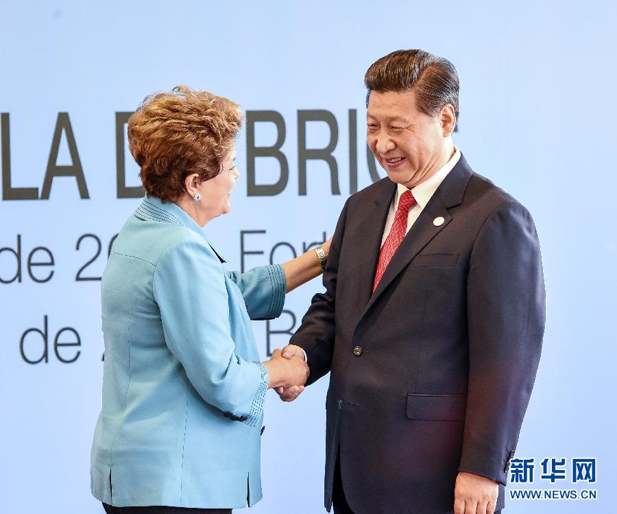 7月15日，國家主席習(xí)近平在巴西福塔萊薩出席金磚國家領(lǐng)導(dǎo)人第六次會(huì)晤。這是巴西總統(tǒng)羅塞夫迎接習(xí)近平主席。 新華社記者 李學(xué)仁 攝  