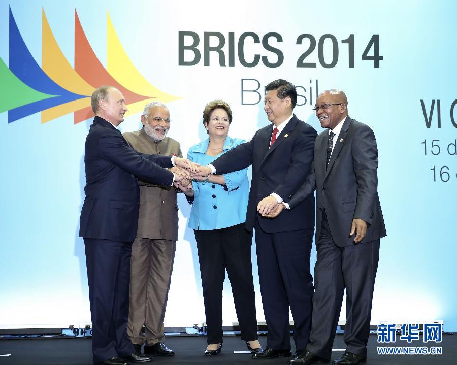 7月15日，國家主席習(xí)近平在巴西福塔萊薩出席金磚國家領(lǐng)導(dǎo)人第六次會(huì)晤。這是金磚國家領(lǐng)導(dǎo)人集體合影。 新華社記者蘭紅光攝 