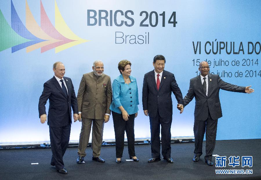 7月15日，國家主席習(xí)近平在巴西福塔萊薩出席金磚國家領(lǐng)導(dǎo)人第六次會(huì)晤。這是金磚國家領(lǐng)導(dǎo)人集體合影。 新華社記者王曄攝  