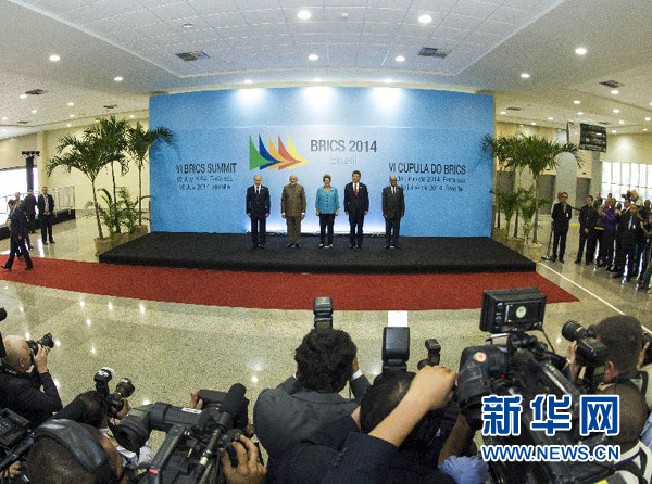 7月15日，國家主席習(xí)近平在巴西福塔萊薩出席金磚國家領(lǐng)導(dǎo)人第六次會(huì)晤。這是金磚國家領(lǐng)導(dǎo)人集體合影。 新華社記者王曄攝