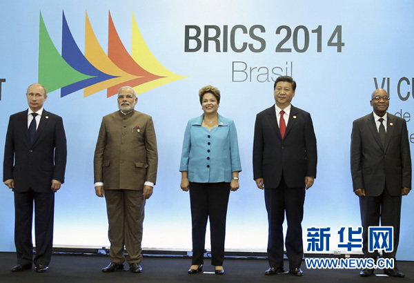  7月15日，國家主席習(xí)近平在巴西福塔萊薩出席金磚國家領(lǐng)導(dǎo)人第六次會(huì)晤。這是金磚國家領(lǐng)導(dǎo)人集體合影。 新華社記者蘭紅光攝