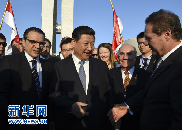 7月16日，國家主席習(xí)近平在巴西利亞會見巴西參議長卡列羅斯（前右）和眾議長阿爾維斯（前左）。 新華社記者 李學(xué)仁 攝 