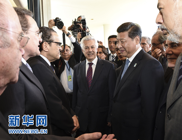 7月16日，國家主席習(xí)近平在巴西利亞會見巴西參議長卡列羅斯和眾議長阿爾維斯。這是兩院議長迎接習(xí)近平主席，并介紹議員代表。 新華社記者李學(xué)仁 攝 