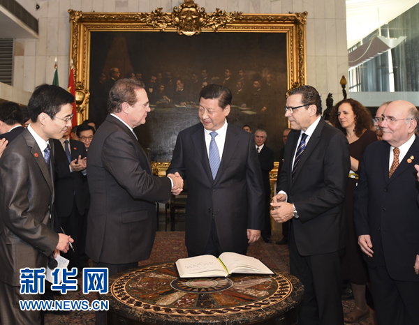 7月16日，國家主席習(xí)近平在巴西利亞會見巴西參議長卡列羅斯（前排左二）和眾議長阿爾維斯（前排右二）。 新華社記者 李學(xué)仁 攝 