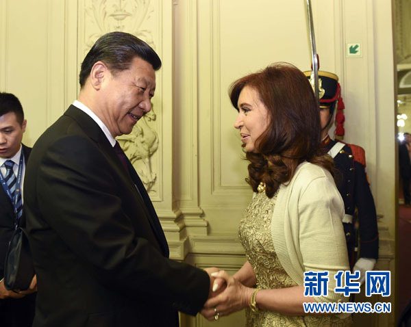 當(dāng)?shù)貢r(shí)間7月18日，國(guó)家主席習(xí)近平在布宜諾斯艾利斯同阿根廷總統(tǒng)克里斯蒂娜舉行會(huì)談。這是會(huì)談開(kāi)始前，克里斯蒂娜在總統(tǒng)府為習(xí)近平舉行隆重歡迎儀式。新華社記者 李學(xué)仁 攝