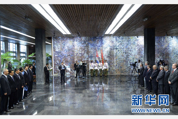 當?shù)貢r間7月22日，國家主席習近平在哈瓦那接受古巴政府授予的&ldquo;何塞&middot;馬蒂&rdquo;勛章。古巴國務(wù)委員會主席兼部長會議主席勞爾&middot;卡斯特羅為習近平佩戴勛章。新華社記者馬占成攝