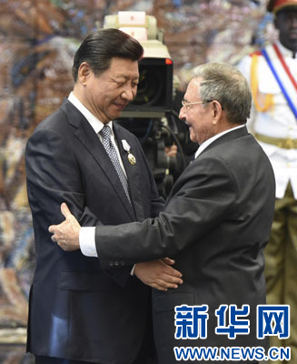 當?shù)貢r間7月22日，國家主席習近平在哈瓦那接受古巴政府授予的&ldquo;何塞&middot;馬蒂&rdquo;勛章。古巴國務(wù)委員會主席兼部長會議主席勞爾&middot;卡斯特羅為習近平佩戴勛章。新華社記者馬占成攝