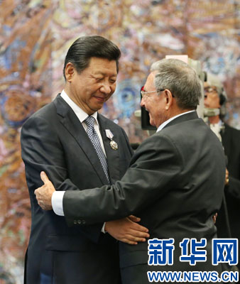 當?shù)貢r間7月22日，國家主席習近平在哈瓦那接受古巴政府授予的&ldquo;何塞&middot;馬蒂&rdquo;勛章。古巴國務(wù)委員會主席兼部長會議主席勞爾&middot;卡斯特羅為習近平佩戴勛章。新華社記者劉衛(wèi)兵攝