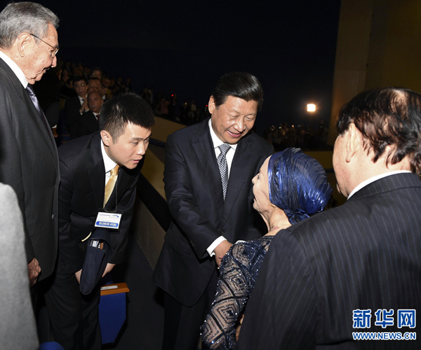     當(dāng)?shù)貢r(shí)間7月22日，國(guó)家主席習(xí)近平在哈瓦那與古巴國(guó)務(wù)委員會(huì)主席兼部長(zhǎng)會(huì)議主席勞爾&middot;卡斯特羅共同觀看中古芭蕾舞聯(lián)合演出。新華社記者李學(xué)仁攝 