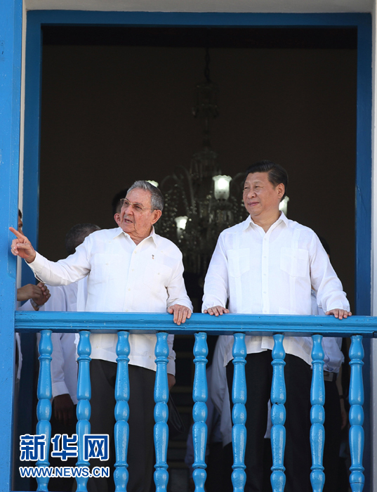 這是習(xí)近平在勞爾陪同下參觀圣地亞哥市政府時(shí)一同走上二層陽(yáng)臺(tái)。1959年1月1日，菲德?tīng)?middot;卡斯特羅就是站在這里宣布古巴革命勝利。新華社記者蘭紅光 攝 