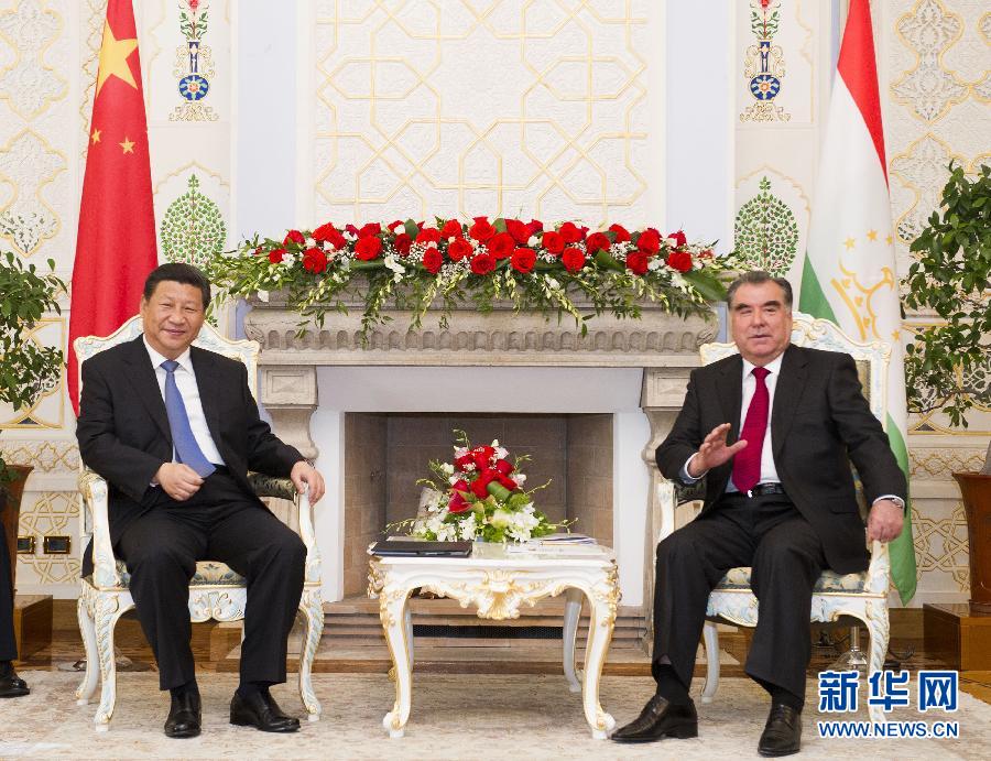 9月13日，國家主席習(xí)近平在杜尚別同塔吉克斯坦總統(tǒng)拉赫蒙舉行會談。 新華社記者黃敬文攝 