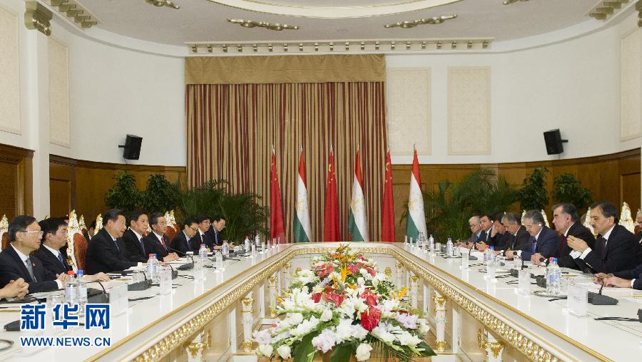 9月13日，國家主席習(xí)近平在杜尚別同塔吉克斯坦總統(tǒng)拉赫蒙舉行會談。 新華社記者謝環(huán)馳攝 