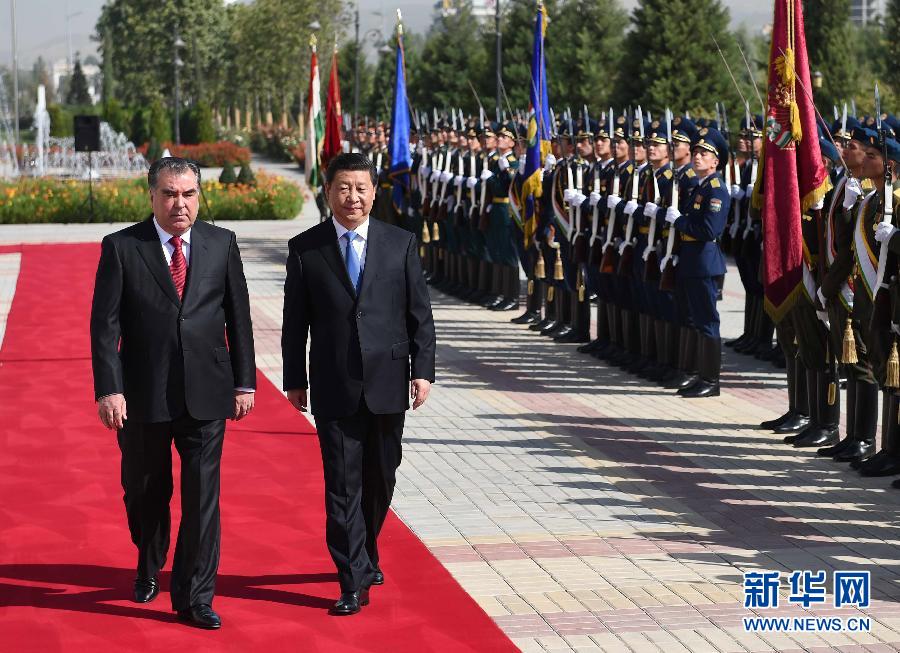 9月13日，國家主席習近平在杜尚別同塔吉克斯坦總統(tǒng)拉赫蒙舉行會談。會談前，拉赫蒙在民族宮前廣場為習近平舉行隆重的歡迎儀式。新華社記者馬占成攝 