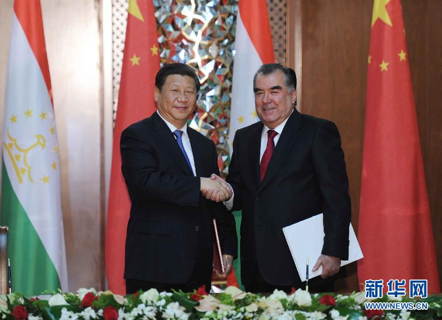 9月13日，國(guó)家主席習(xí)近平和塔吉克斯坦總統(tǒng)拉赫蒙在杜尚別共同簽署《中塔關(guān)于進(jìn)一步發(fā)展和深化戰(zhàn)略伙伴關(guān)系的聯(lián)合宣言》。新華社記者謝環(huán)馳攝 