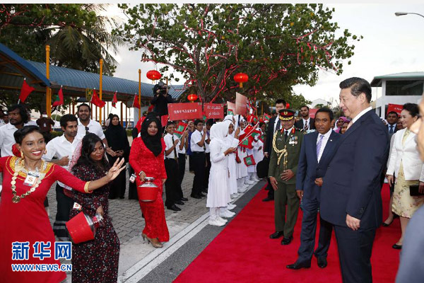 9月14日，國家主席習(xí)近平抵達(dá)馬累，開始對馬爾代夫進(jìn)行國事訪問。習(xí)近平和夫人彭麗媛在機場受到馬爾代夫總統(tǒng)亞明夫婦的熱情迎接。 新華社記者 鞠鵬 攝