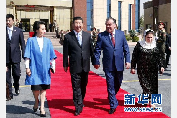 9月14日，國(guó)家主席習(xí)近平結(jié)束對(duì)塔吉克斯坦的國(guó)事訪問(wèn)，乘坐專機(jī)離開杜尚別。拉赫蒙總統(tǒng)夫婦專程到機(jī)場(chǎng)為習(xí)近平和夫人彭麗媛送行。新華社記者 鞠鵬 攝 