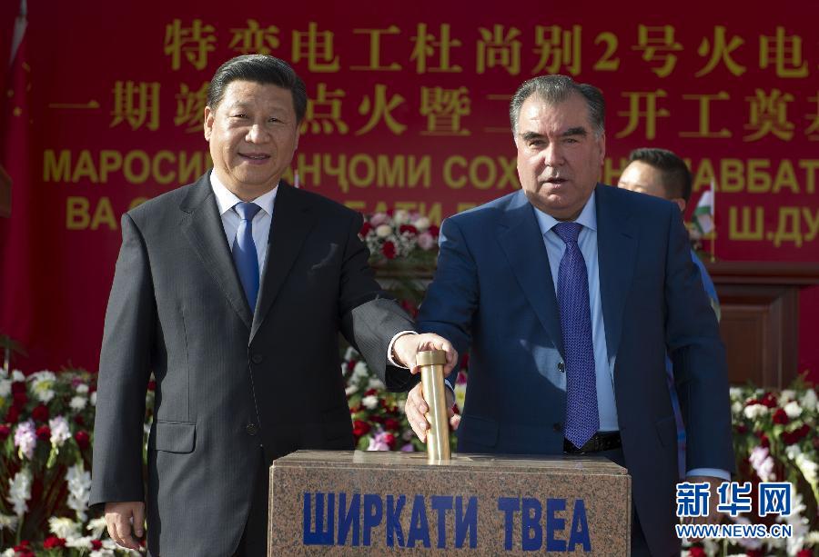 9月13日，國家主席習近平和塔吉克斯坦總統(tǒng)拉赫蒙在杜尚別共同出席中塔兩國重大合作項目&mdash;&mdash;杜尚別2號熱電廠一期工程竣工儀式、二期工程開工儀式。這是習近平和拉赫蒙一同將裝有兩國元首簽名二期工程奠基紀念頁的金色金屬管放入水泥墩中。 新華社記者黃敬文攝 