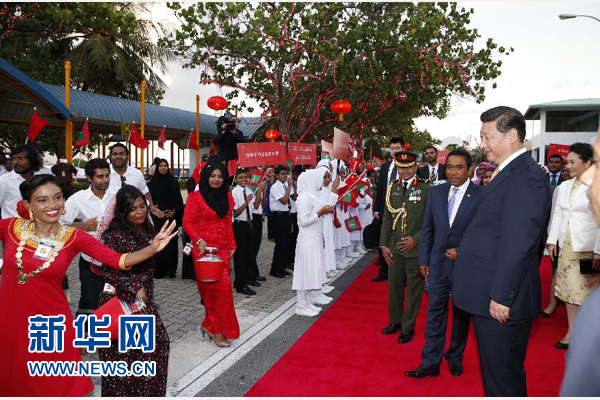  9月14日，國(guó)家主席習(xí)近平抵達(dá)馬累，開始對(duì)馬爾代夫進(jìn)行國(guó)事訪問。習(xí)近平和夫人彭麗媛在機(jī)場(chǎng)受到馬爾代夫總統(tǒng)亞明夫婦的熱情迎接。新華社記者 鞠鵬 攝 